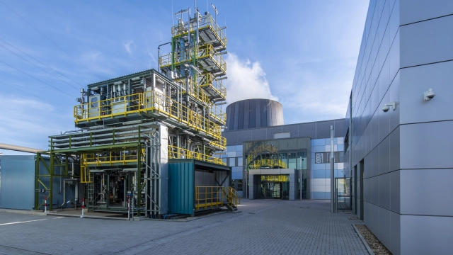 Carbon2Chem (im Bild das Technikum Duisburg) steht für eine ambitionierte Transformation: Die konsequente Verwendung von Wasserstoff aus erneuerbaren Quellen und CO₂ aus der Stahlproduktion als Rohstoffe für die chemische Industrie.